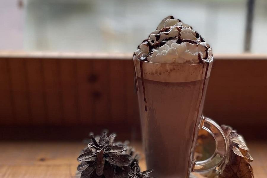 Hot chocolate at Lakeside Cafe